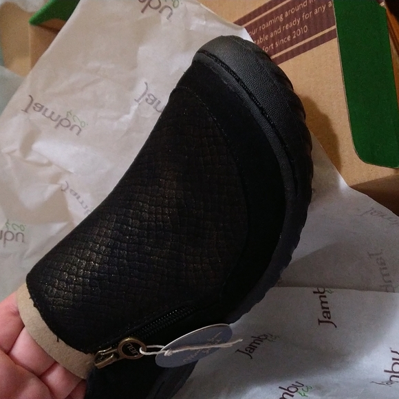 JBU by Jambu Black & Gold Cranberry Side-Zip Loafer 9.5 - Picture 9 of 10